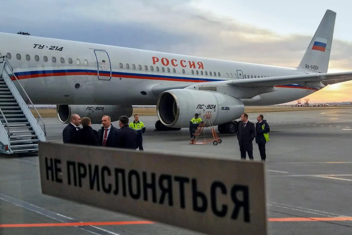 ОАК перенаправит до 400 млн рублей на модернизацию узлов связи Ту 214 Соответствующее распоряжение подписал премьер министр Михаил Мишустин Средства перенаправят с проекта широкофюзеляжного дальнемагистрального самолёта Работы затронут не менее четырёх бортов Специального лётного отряда Россия Управделами президента Срок до конца 2028 года Ту 214 среднемагистральный пассажирский самолет вместимостью до 210 пассажиров С 1996 года выпускается на Казанском авиационном заводе им С П Горбунова филиал ПАО Туполев ограниченной серией Фото Коммерсантъ Александр Миридонов kommersantkazan