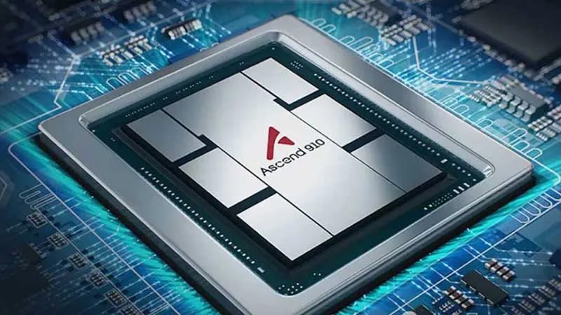 В чипах Huawei Ascend нашли детали от TSMC Samsung и SK hynix Разбор ИИ ускорителей Huawei Ascend 910C показал что внутри стоят полупроводники и память HBM2E от TSMC Samsung и SK hynix хотя доступ к таким компонентам для китайской компании должен быть закрыт из за санкций США По данным TechInsights часть кристаллов Huawei получила через посредников и успела накопить запасы Ситуация выглядит двусмысленно С одной стороны Huawei удалось обойти ограничения и сохранить конкурентоспособность на фоне Nvidia С другой эксперты считают что запасы закончатся уже к концу 2025 года а Китай столкнётся с дефицитом памяти HBM Судя по всему впереди новый виток санкционной гонки godnoTECH Новости IT