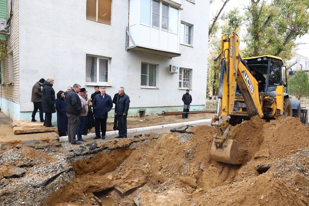 В связи со сложившейся ситуацией в городе Нариманов по моему поручению в муниципалитет выехал вице-губернатор – председатель регионального правительства Денис Афанасьев.    Из-за порывов на центральной теплотрассе приостановлена подача отопления в ряде многоквартирных домов и социальных объектов. С начала отопительного сезона это не первая авария и, соответственно, не первое отключение, ситуация повторяется из года в год.   На данный момент коммунальщики устраняют 4 порыва. На помощь городскому МУПу пришли представители районных служб. Областной Минстрой, в свою очередь, предоставил ремонтные комплекты и необходимый запас всех расходных материалов для оперативного устранения аварий. Помимо этого, Служба жилнадзора совместно с органами прокуратуры проведет масштабную проверку во всех МКД районного центра на предмет соблюдения температурного режима. Мало просто подать ресурс, важно, чтобы в квартирах было действительно тепло.   Городские сети находятся в крайне изношенном состоянии. В этом году благодаря поддержке района в городе было заменено более 2 километров сетей, а также проведена реконструкция котельной. Но это лишь малая часть.   Вместе с тем, меня крайне не устраивает позиция администрации города Нариманов, которая, зная о всей тяжести сложившейся ситуации, не принимала должных мер. Считаю, что в будущем необходимо детально рассмотреть вопрос соответствия должностных лиц уровню компетенции для занимаемых постов. Но, безусловно, на сегодняшний день главная задача – оперативно подать тепло в дома.  Все меры для оперативного решения вопросов предприняты. Последствия аварий будут ликвидированы в ближайшее время.