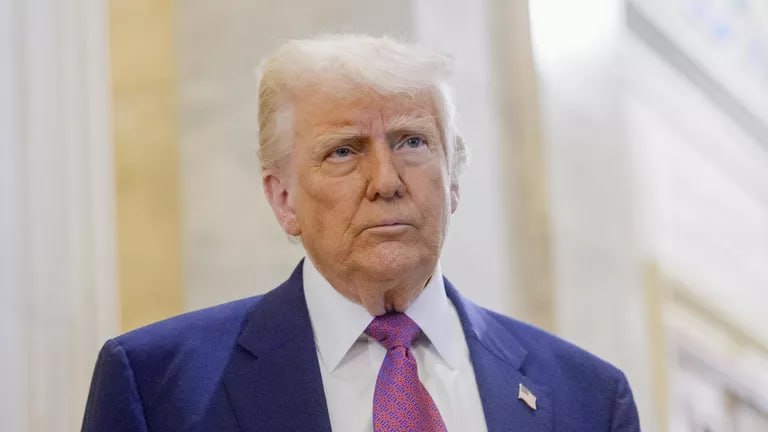 Трамп поручил Уиткоффу и Ди Вэнсу встретиться с представителями Ирана на этой неделе Если переговоры состоятся, то Тегеран на них, скорее всего, будет представлять глава МИДа Аббас Аракчи. О планах президента Соединённых Штатов пишет газета The New York Times. Ранее телеканал CNN сообщил, что Дональд Трамп поручил своей администрации как можно скорее организовать встречу с официальными лицами Ирана. Как утверждают источники, глава Белого дома пытается определить, насколько серьёзно настроена исламская республика на дипломатическое решение конфликта с Израилем. Подпишись на «Говорит Москва»