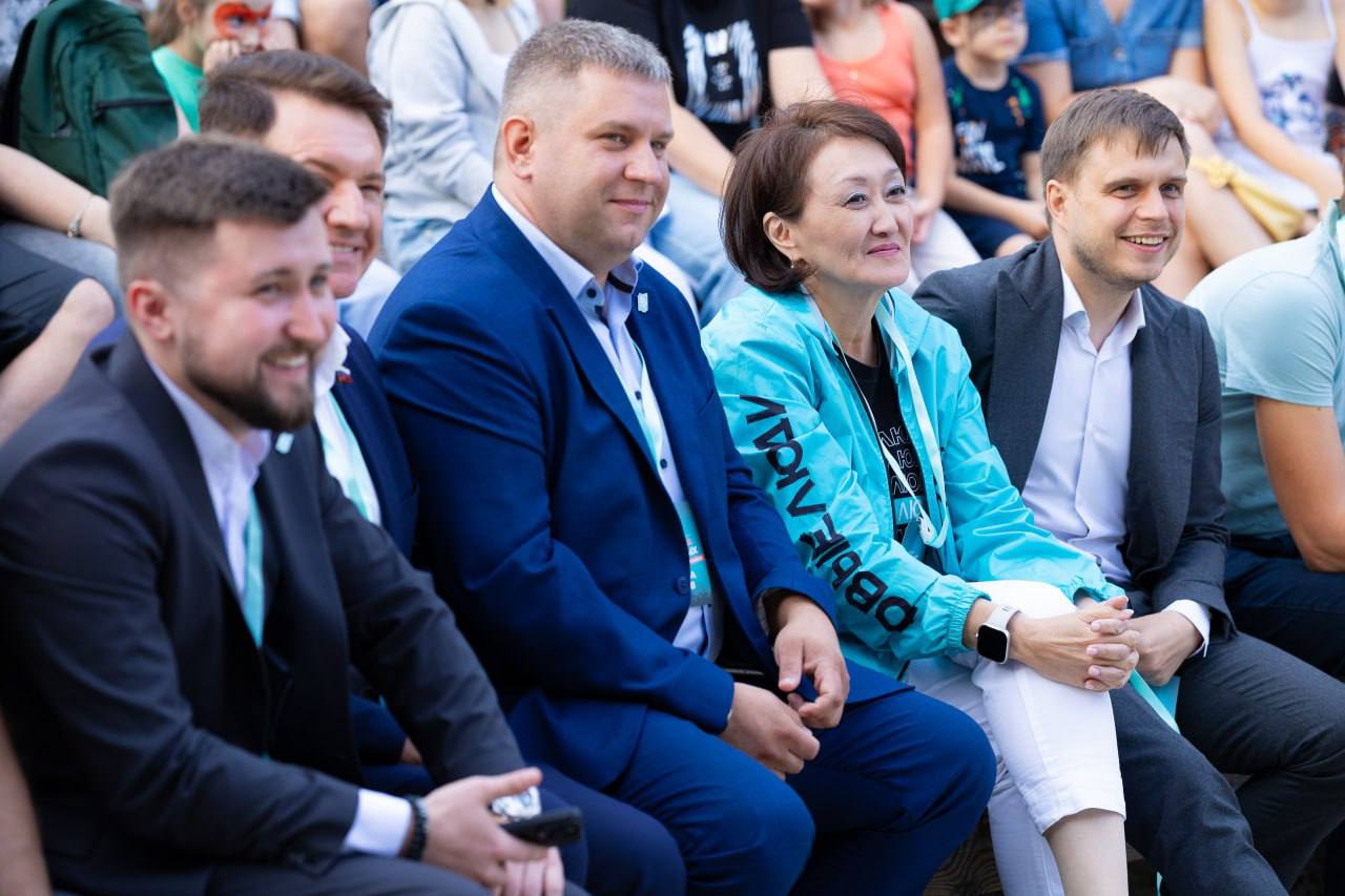 Партия «Новые люди» презентовала Команду Новых под открытым небом 24 июля в Воронежском парке «Дельфин» состоялась презентация Команды Новых в формате городского фестиваля. Способ проведения, как подчеркнули в партии, был выбран не случайно: ставка делалась на открытость для всех желающих. «Новые люди» представили свою команду, которая уже сейчас активно работает в городе и области. Лидер Команды Новых — руководитель регионального отделения партии Сергей Гурченко. Поддержать однопартийцев приехали депутаты Государственной Думы — экс-мэр Якутска Сардана Авксентьева и первый зампред комитета по информационной политике Антон Ткачёв. «Вместе мы уверенно смотрим в будущее и знаем, чего хотим. В регионе накопилось очень много проблем, которые нам предстоит решать. Мы — Команда Новых, и мы идём побеждать!» — прокомментировал Сергей Гурченко.