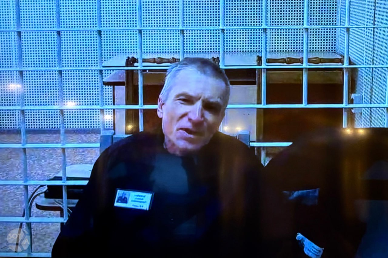 Верховный суд оставил в силе приговор Алексею Горинову за оправдание терроризма в разговоре с сокамерниками Судебная коллегия по делам военнослужащих Верховного суда оставила без изменения приговор в три года колонии строгого режима бывшему муниципальному депутату Алексею Горинову передает наш корреспондент в суде Экс депутат участвовал в слушании по видеосвязи из Алтайской ИК 10 Поддержать его в суде пришли больше десяти человек В своей жалобе сторона защиты указала что Горинов в разговорах с сокамерниками не упоминал ни Правый сектор ни Азов Об этих запрещенных организациях напротив говорили сами свидетели обвинения осужденные разговоры с которыми вменяют Горинову Суды по мнению адвоката Алены Савельевой проигнорировали заключение специалиста со стороны защиты сделавшего вывод о том что в действиях Горинова нет состава преступления В ходе процессов адвокатам и подсудимому кроме того не позволили допросить этого специалиста Адвокат Савельева подчеркнула что в основе приговора лежит судебная экспертиза проведенная со множеством нарушений эксперты вышли за рамки своей компетенции самостоятельно собрав дополнительные материалы при подготовке исследования Специалисты более того исследовали диск неизвестного происхождения отличный от содержащегося в материалах дела По мнению защитницы суды первой инстанции необоснованно отказали защите в допросе ключевых свидетелей по делу сотрудников колонии чтобы исключить вероятность провокации с их стороны Суды в том числе не дали оценку тому насколько вообще публичным является диалог между двумя людьми в больничной палате Согласно исследованиям в диалогах Горинов занимал пассивную речевую позицию а провокационные разговоры с ним заводили сами соседи по палате Адвокат Савельева попросила отменить приговор и передать уголовное дело на новое рассмотрение Сам Горинов в своем выступлении рассказал что в конце октября 2022 года в больнице при ИК 3 в отношении него фактически провели оперативные мероприятия поместив его в палату к двум осужденным рецидивистам Они впоследствии и дали показания против Горинова По словам экс депутата за 40 дней в больнице у него сменилось три пары соседей При этом у одного человека в каждой паре было с собой записывающее устройство Суд апелляционной инстанции написал что я якобы был заранее уведомлен о помещении меня в одну палату с рецидивистами Это якобы сделано при моем согласии Но судами отказано стороне защиты в допросе ключевых свидетелей обладающих сведениями о том какими мотивами они руководствовались помещая меня в одну палату с неоднократно судимыми лицами Горинов подчеркнул что согласно приговору он якобы убеждал соседей в допустимости действий Азова и Правого сектора хотя о последнем ему вообще ничего не было неизвестно Экс депутат подчеркнул что радикальные взгляды которые приписал ему суд были опровергнуты им еще на стадии выражения отношения к предъявленному обвинению и оскорбляют его В завершении Горинов поблагодарил судебную коллегию за то что дали ему выступить до конца Судебная коллегия не вняла доводам защиты и оставила приговор Алексею Горинову без изменения Бывший московский муниципальный депутат Алексей Горинов стал в 2022 году первым россиянином приговоренным к реальному лишению свободы по статье о военных фейках Поводом стало его выступление на собрании депутатов где он осудил российское вторжение в Украину и озвучил число детей погибших из за военных действий Осенью 2023 года на экс мундепа возбудили второе уголовное дело обвинив его в оправдании терроризма из за разговоров об СВО с сокамерниками Фото SOTAvision