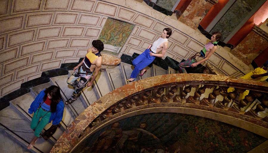 Интересно что в день рождения Джанни Версаче официально закончилась история с покупкой бренда теперь Versace точно принадлежит Prada Group Цена вопроса 1 25 млрд евро Напомню что новость о покупке бренда появилась еще весной затем компании вступили в процесс переговоров и подготовки сделки Также весной Донателла покинула бренд но осталась амбассадором бренда А на должность креативного директора пришел Дарио Витале который ранее работал в Miu Miu и осенью полноценно дебютировал с коллекцией В Prada Group обещают сохранить днк бренда и вообще наладить все процессы в том числе и операционные