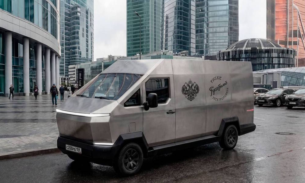 Пермская компания объявила о начале производства электроавтомобилей Руссо Балтъ Новая пермская компания Руссо Балтъ объявила о начале производства электромобилей Эта компания близкая к владельцам производителя оборудования Живая вода планирует отгрузку первых автомобилей на январь 2027 года Стартовой моделью заявлен автофургон по цене от 6 5 млн рублей При мощности 200 л с он сможет проезжать на одном полном заряде около 400 км В интервью изданию Автопоток директор компании Виктор Некрасов сообщил что идет процесс сертификации автомобиля уже получены код производителя WMI и VIN код Внешний вид автофургона похож на Tesla Cybertruck Издание 5 колесо предположило что автофургон Руссо Балтъ схож с китайской моделью BAW V70 EV У них совпадают основные технические характеристики и габариты Подписаться на Интересную Пермь в ТГ в МАХ