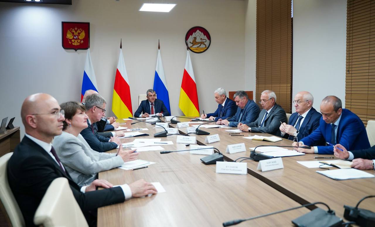Сергей Меняйло провел аппаратное совещание Проанализировать работу управляющих компаний Северной Осетии и привлечь их к подготовке к новому осенне-зимнему периоду – такие поручения дал Глава РСО – Алания Сергей Меняйло на аппаратном совещании Министерству ЖКХ, топлива и энергетики республики. Как сообщил профильный министр Майран Тамаев, подготовка к предстоящему отопительному периоду идет полным ходом. Специалисты республиканского предприятия водоснабжения и водоотведения выполнили запланированные работы уже на 25 процентов: заменили 400 м теплотрасс, полностью подготовили к зиме 8 котельных, в 12 школах отремонтированы котлы. Подробнее читайте на нашем сайте. #alaniagov #севернаяосетия #алания #главарсоа