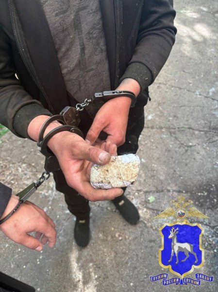 В городе Отрадном сотрудники полиции задержали 29-летнего местного жителя по подозрению в незаконном хранении наркотиков. Во время оперативно-разыскных мероприятий полицейские заметили мужчину с признаками наркотического опьянения. При задержании он отказался от медицинского освидетельствования. Мужчина признался, что хранит наркотики в гараже. Там полицейские обнаружили свёрток с веществом массой более 55 граммов — это наркотическое средство «Альфа-PVP» в крупном размере. Возбуждено уголовное дело по ч. 2 ст. 228 УК РФ. Подозреваемый, ранее судимый за аналогичное преступление, заключён под стражу. Ведётся проверка его причастности к другим подобным преступлениям. Также мужчина получил административный арест на 1 сутки за отказ от медосвидетельствования.