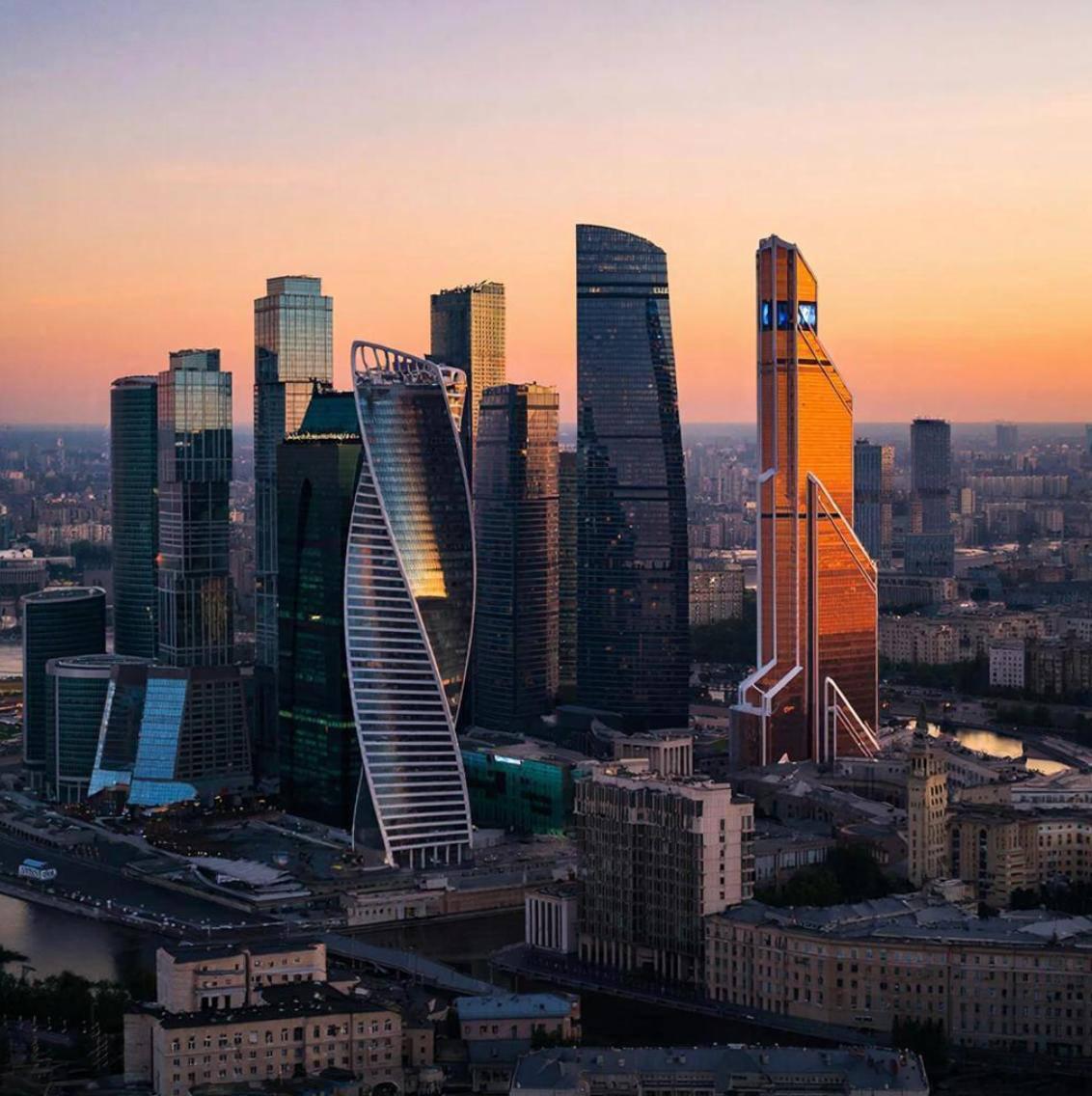 Нет это не Москва Сити это генерация Kandinsky 5 0 Сбер представил модель вчера на AI Journey и по качеству генераций она уже уверенно конкурирует с реальностью При обучении разработчики сделали упор на эстетику генерации выглядят собранно и без той самой странной ИИ кривизны Модели понимают русский и английский и заточены под культуру и ожидания пользователей из России В линейке есть Image Lite для статичных изображений уверенно держит стиль И модель Video Pro делает 5 секундные ролики плавная анимация динамика плюс можно оживлять фото и рисунки сгенерировали Москва Сити и подумали а зачем вообще ходить на смотровые concertzaal