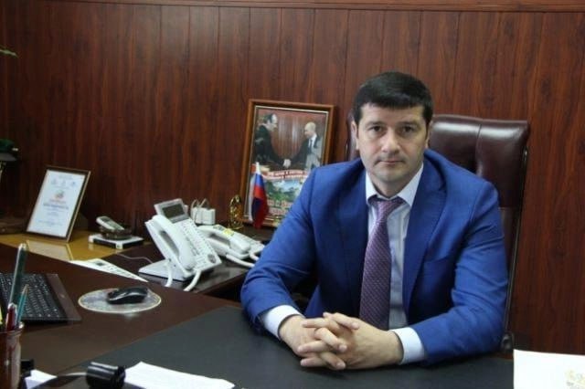 Губернатор Приморского края Олег Кожемяко подписал распоряжение о назначении Саида Юсупова временно исполняющим обязанности заместителя председателя правительства региона. Саид Юсупов будет курировать взаимодействие с федеральными органами государственной власти и продолжит работу в Представительстве Правительства Приморского края при Правительстве Российской Федерации, где ранее занимал должность заместителя директора. Прежний заместитель председателя правительства Алексей Наздратенко покинул пост в апреле 2025 года по собственному желанию в связи с переходом на другую работу. Ранее Юсупов занимал должность главы Хунзахского района Республики Дагестан. Он возглавил муниципалитет в сентябре 2013 года, срок его полномочий должен был завершиться осенью 2018-го. Однако в марте 2018 года Юсупов подал заявление об отставке по собственному желанию в связи с переходом на другое место работы. Причиной ухода стал переход в структуру компании «Сумма» бизнесмена Зиявудина Магомедова — Юсупов ранее возглавлял краснодарский филиал ООО «Сумма Телеком», до назначения главой района. Также сообщалось, что одним из факторов его ухода могли стать земельные споры в администрации Хунзахского района. Подписаться