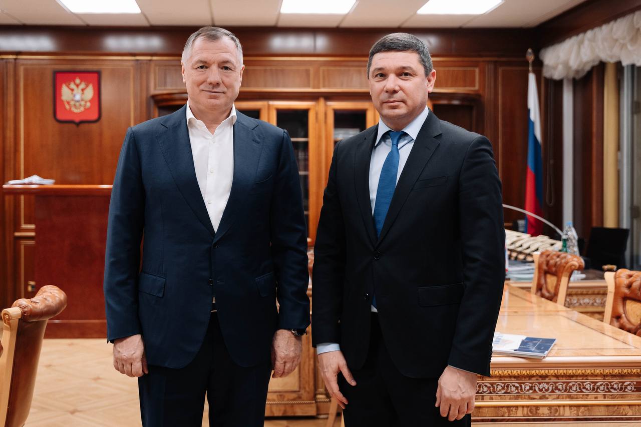 Также сегодня встретился с главой Тамбовской области Евгением Алексеевичем Первышовым Обсудили с Евгением Алексеевичем много важных тем За 9 месяцев этого года в регионе ввели более 290 000 кв м жилья Объемы жилищного строительства нужно еще наращивать Большая работа предстоит по развитию опорных населенных пунктов В Тамбовской области в их число вошли 26 населенных пунктов где проживают порядка 628 000 человек Это почти 64 от общей численности населения региона Неплохие результаты достигнуты в части расселения аварийного жилья С 2019 года в Тамбовской области расселили более 21 000 кв м и улучшили жилищные условия свыше 1 400 человек Проговорили с Евгением Алексеевичем планы по строительству путепровода в Мичуринске мероприятия по развитию дорожной сети Также обсудили реализацию проектов инфраструктурного развития модернизацию ЖКХ и другие важные составляющие нашей работы направленной на социально экономическое развитие региона На площадке Национального центра Россия сегодня много говорилось о роли региональных команд в достижении общих целей И такой формат личных встреч с губернаторами хорошо помогает быстрее реагировать на насущные вопросы и совместными усилиями работать над повышением качества жизни в субъектах