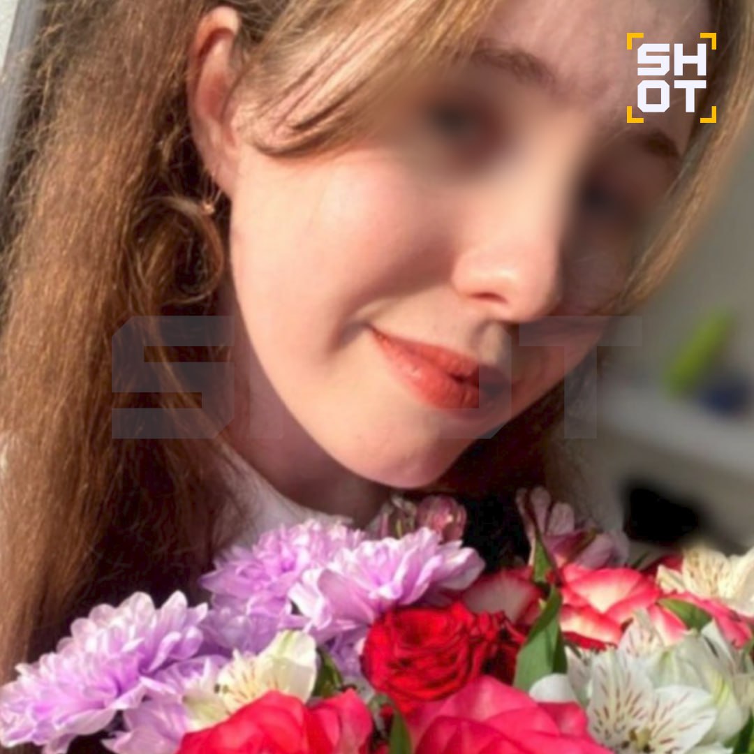 В Иркутской области нашли закопанное тело 20-летней абитуриентки. Девушка поехала поступать в техникум и пропала. Главный подозреваемый в зверском убийстве — её молодой человек Как стало известно SHOT, два дня назад Кристина поехала из посёлка Первомайское в Иркутск подавать документы на поступление в техникум экономики и права. Написала маме, что всё в порядке, но через какое-то время перестала выходить на связь. На следующий день родственники обратились в полицию и решили съездить на адрес её молодого человека, 22-летнего Артёма фото 2 в соседний посёлок. Там нашли вещи дочки и телефон. Сразу же вызвали полицейских. Через несколько часов сотрудники заметили возле дома Артёма следы свежего захоронения, под землёй оказался труп Кристины. Как позже стало ясно, за день до поездки в техникум Кристина поссорилась с Артёмом. Он был против того, чтобы она обучалась на водительские права, и требовал приехать к нему. Как рассказала нам мать девочки, пара встречалась около года, но последнее время молодые люди часто ссорились. Сейчас скрывшийся парень в розыске. Возбуждено уголовное дело по статье «Убийство», проводятся следственные действия.