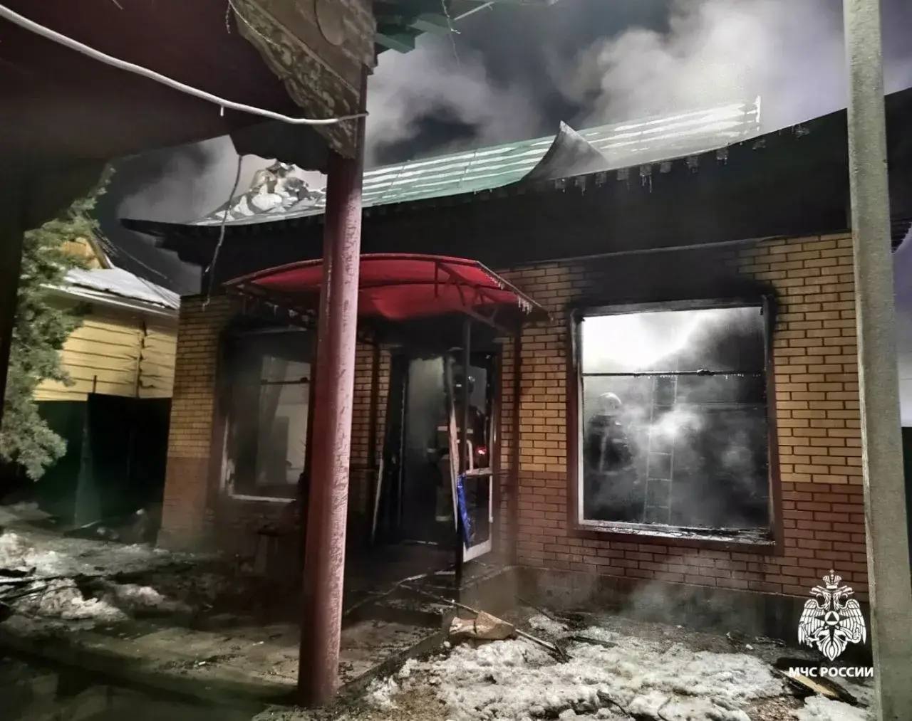 Пожар на территории дацана произошел в Улан Удэ Огонь вспыхнул на Верхней Березовке сегодня вечером Пламя охватило одноэтажное кирпичное здание которое находится рядом с храмом На место выезжали 19 спасателей и 5 единиц спецтехники Примерно через полчаса очаг локализовали Угрозы распространения на соседние дома нет уточняют в МЧС по Республике Бурятия Обошлось без пострадавших Причину возгорания устанавливают Напомним сегодня во всех буддийских храмах проводится праздник Тысячи лампад Канал Ариг Ус в MAX