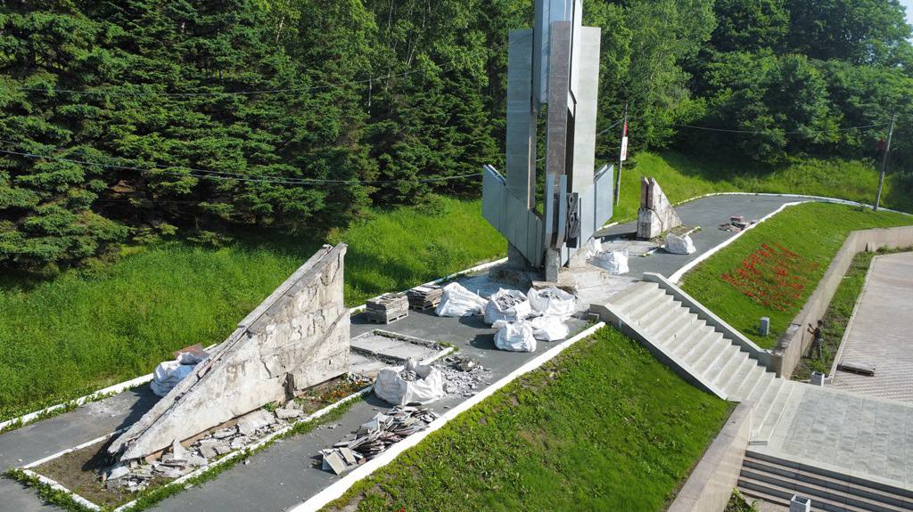 Масштабная реставрация мемориала, посвященного Победе в Великой Отечественной войне, началась Первым этапом стал демонтаж старых гранитных плит и мемориальных табличек — они будут заменены на новые. Основные работы включают ремонт всех железобетонных конструкций, полную замену гранитной облицовки, восстановление элементов монументального комплекса. Процесс курирует Инспекция по охране объектов культурного наследия Приморского края. Все работы планируется завершить до декабря 2025 года. Мемориал сохранит исторический облик и станет более устойчивым к воздействию внешних факторов. «Ремонт будет проведен с максимальным вниманием к символической ценности памятника. Каждый этап согласован со специалистами авторского и технического надзора», — подчеркнули в подрядной организации.