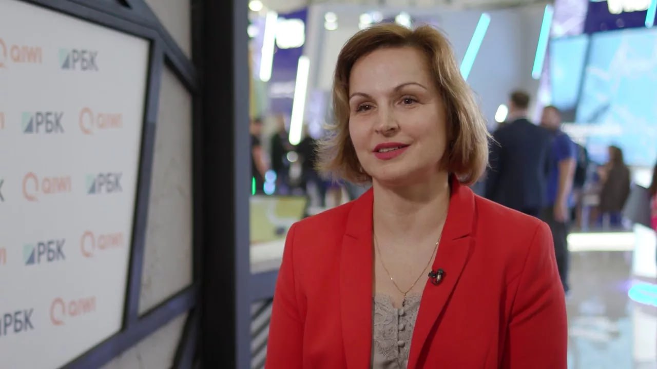 ЦБ РФ рассчитывает найти решение по вопросу ограничения работы карт международных платежных систем в скором времени Это вопрос обсуждения в том числе в рамках совета участников и пользователей платежного рынка ИФ Здесь задача чтобы учитывать затраты банков неудобства для клиентов и так далее и тому подобное Вопросы с безопасностью вот тех операций которые решились были найдены технологические решения на уровне правил Поэтому в отношении карт Мир поскольку НСПК является их оператором вопросы эти были решены и соответствующее решение с банками в консенсусе платежная система приняла дала соответствующие комментарии заявила глава департамента национальной платежной системы ЦБ Алла Бакина В отношении карт международных платежных систем напомню несколько иная ситуация НСПК не является оператором этих карт они их поддерживают технологически Продукт не развивается он остался на условиях параметрах того периода ухода международных платежных систем из РФ в 2022 году ИФ Поэтому здесь тоже есть нюансы поэтому эта тема продолжает обсуждаться Но я думаю что достаточно скоро соответствующие решения тоже будут найдены и к консенсусу мы придем Но люди не должны от этого страдать у них должен быть доступ к их средствам добавила она Национальная система платежных карт НСПК 10 декабря сообщила о том что банки на заседании совета участников и пользователей платежной системы договорились что карты Мир с истекшим сроком действия продолжат работать на постоянной основе Такой подход позволит людям самостоятельно принимать решение о замене таких карт и делать это планомерно jkinvest news jkinvest