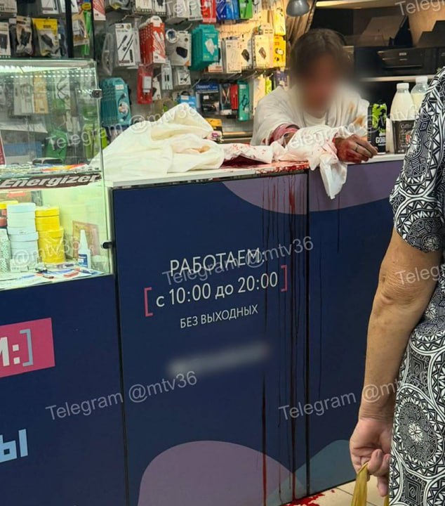Неизвестные в медицинских масках изрезали вены продавцу ТЦ «Москва» В торговом центре заявили, что между сотрудником и посетителями произошёл конфликт. Из-за чего последние напали на парня. Пострадавшего забрали на скорой. По словам сотрудников «Москвы», нападавших не задержали. Полицейские устанавливают степень тяжести причинённого вреда, а также личности участников потасовки. Проводится проверка. Фото: Мой и твой Воронеж, Типичный Воронеж
