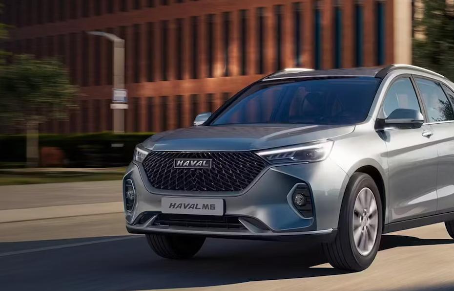В России начали собирать идеальную альтернативу Toyota RAV4. Цена — отвал всего  Haval M6 является одной из самых популярных моделей бренда в России. Изначально машину начали собирать в Туле на собственном заводе Haval, но в конце 2024 года производство было передано на бывший завод «ПСМА Рус» под названием «Автомобильные технологии» в Калуге. В июне с конвеера вышел первый окрашенный кузов, а первого июля представители завода анонсировали сборку по полному циклу до конца месяца. Сейчас старт был объявлен официально.   Haval M6 по габаритам очень близок к Toyota RAV4 — 4664 x 1830 x 1729 мм с колесной базой 2680 мм против 4600 x 1855 x 1685 мм с колесной базой 2690 мм соответственно. M6 предлагает мотор 1,5 литра с мощностью 143 л.с. вместе с МКПП 6-ступкой либо 7-диапазонным «роботом». Полного привода нет.   Официальный ценник Haval M6 стартует с 1 999 000 рублей. Периодически у дилеров бывают скидки, а сборка полного цикла в РФ удержит ценник: на него не будет влиять утильсбор и ввозная пошлина.