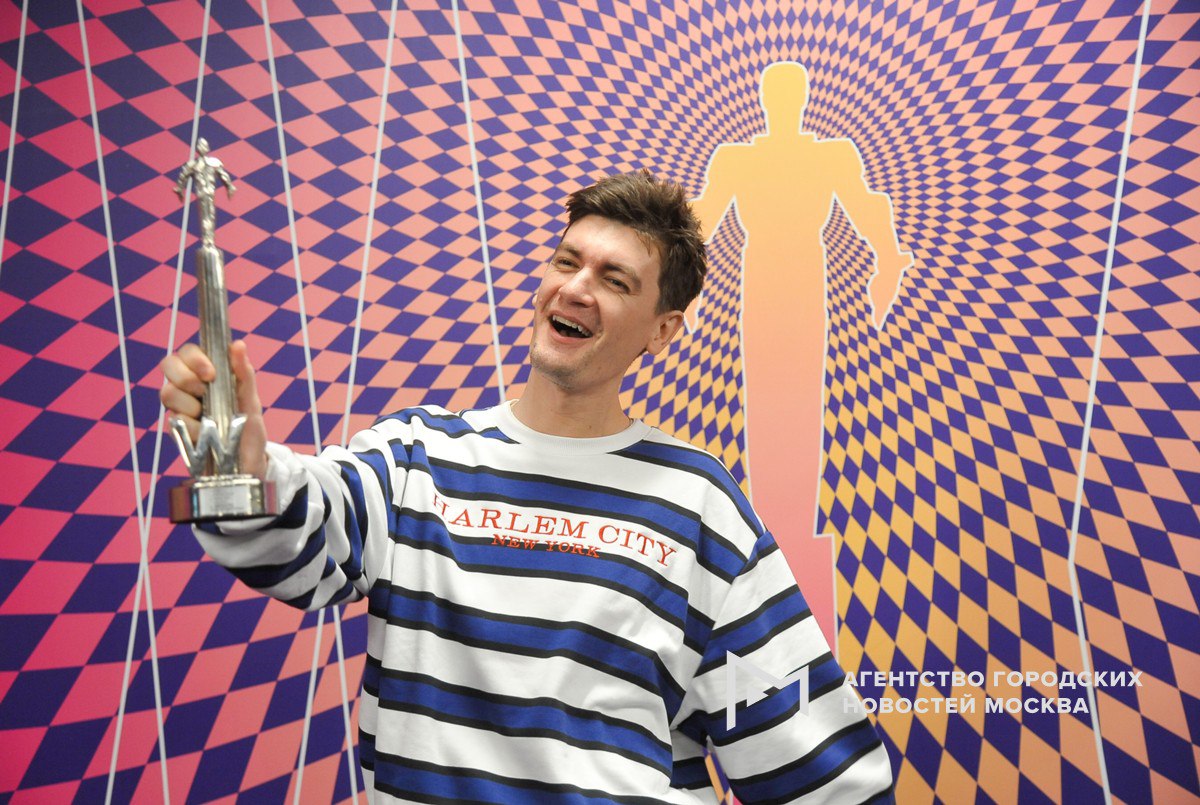 Комика Александра Гудкова оштрафовали на 11 тысяч рублей за пародию на песню артиста Shaman Я русский Суд в Красногорске установил что юморист разместить в VK видео Я узкий в котором использовал аранжировку песни Ярослава Дронова настоящее имя Shaman и изменил текст применив в том числе словосочетание я узкий Экспертиза показала что в ролике имеет место унижение достоинства человека и группы лиц по признакам происхождения По административной статье Возбуждение ненависти либо вражды а равно унижение человеческого достоинства Гудкову назначен штраф в 11 тысяч рублей Подпишись на Агентство Москва