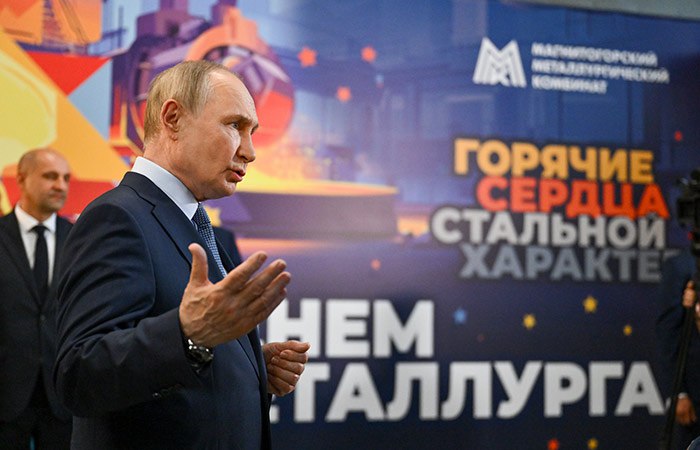 Меры господдержки российского автопрома должны работать в первую очередь в интересах отечественных производителей, сказал Путин  Государство продолжит стимулировать спрос на автомобили, заявил президент РФ.  Таким образом президент ответил на вопрос о том, стоит ли переформатировать меры господдержки автопрома в РФ так, чтобы в полной мере учитывались и интересы производителей, и интересы потенциальных покупателей автомобилей из числа физлиц, которые сталкиваются с ростом цен на машины, связанным в том числе с повышением утильсбора.  Фото: Кристина Кормилицина/ТАСС