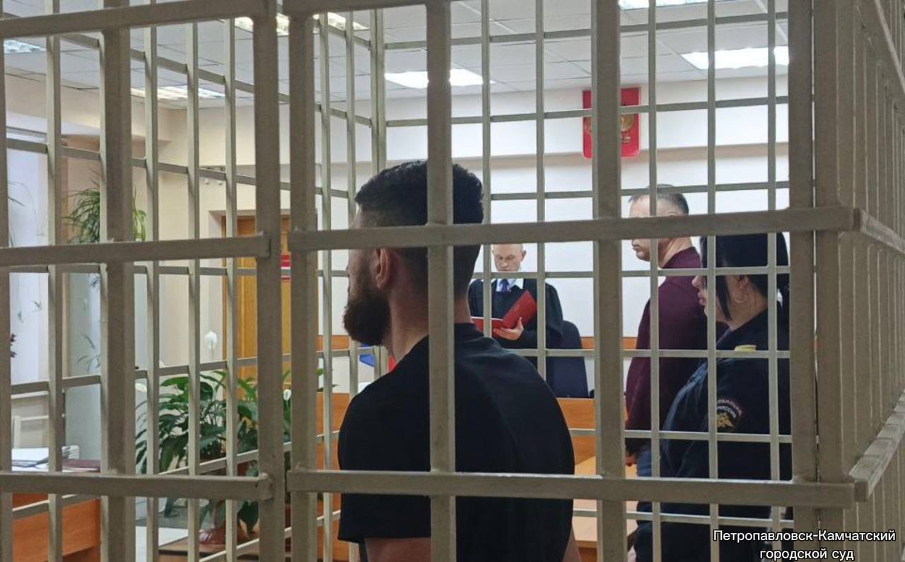 Житель Петропавловска Камчатского приговорен к трём годам колонии за изнасилование В августе 26 летний мужчина познакомился с девушкой в клубе предложил подвезти но в подъезде напал на неё Обвиняемый вину не признал но выплатил потерпевшей 500 000 рублей Суд учёл все обстоятельства и назначил наказание в виде лишения свободы Подписаться Предложка Чат