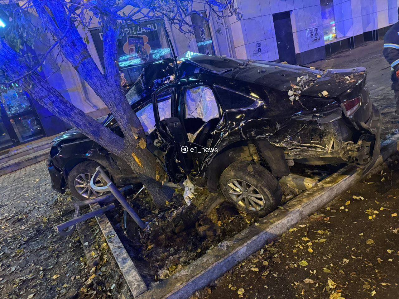 Водитель Porsche Panamera, попавший в аварию на Малышева, скрылся с места ДТП. Сейчас его разыскивает полиция, сообщили в ГИБДД.   В больницу с травмами различной степени тяжести доставили троих человек. Пострадавшие — 30-летний водитель Hyundai и его 34-летняя пассажирка, а также 29-летний пассажир Porsche.