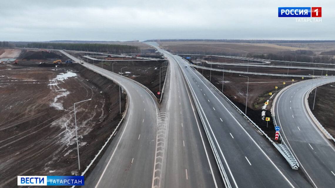 В Казани планируют построить новые платные дороги  В Казани рассматривают новые направления для строительства платных дорог, среди которых значатся дорога-дублер Оренбурского тракта и новая магистраль вдоль железной дороги через Дербышки.   Об этом сообщил мэр города Ильсур Метшин на пресс-конференции по итогам года.  Первая платная дорога Казани, участок Вознесенского тракта, а также первая региональная платная трасса Алексеевское – Альметьевск, строятся с привлечением частных инвесторов. Мэр добавил, что необходимо тщательно изучить финансовую модель, примененную на Вознесенском тракте, чтобы оценить ее эффективность. В случае положительных результатов проект новой платной дороги сможет быть реализован значительно быстрее.  Подписаться   Сообщить новости