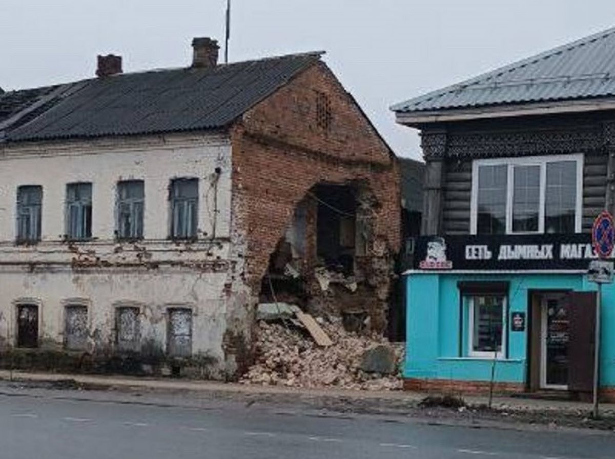 Во Владимирской области обрушился дом    31 января администрация района планирует провести заседание комиссии по чрезвычайным ситуациям, на котором будет принято решение о дальнейшей судьбе здания.  ↗  Прислать новость   Подписаться