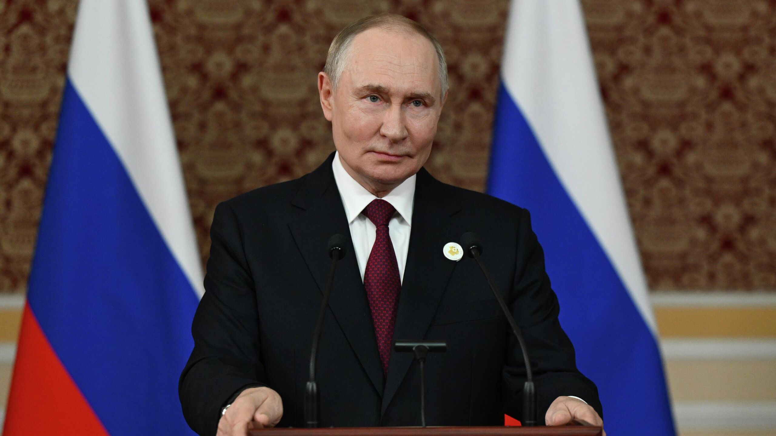 Президент России Владимир Путин в пятницу проведет беседу с участниками V Конгресса молодых ученых и выступит с вступительным словом сообщил пресс секретарь главы государства Дмитрий Песков Путин в пятницу работает в Кремле отметил Песков Сегодня президент встретится с участниками V Конгресса молодых ученых Они тоже приедут к президенту в Москву Это пятый конгресс огромное мероприятие международное мероприятие очень широкая палитра была представлена с географической точки зрения Состоится беседа Конечно же Путин скажет вступительное слово Ну и сами ученые тоже будут по этим темам говорить это и о программе привлечения ведущих ученых в российские образовательные организации высшего образования научные учреждения о Координационном совете по делам молодежи в научно образовательной сфере и многие другие вопросы сказал Песков журналистам Кроме того президент проведет ряд встреч закрытого характера