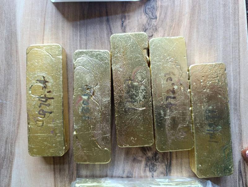 В Забайкальском крае задержаны двое иностранцев пытавшихся незаконно перевезти более 17 кг золота в поезде На станции Могоча при посадке в поезд у одного из них нашли 11 слитков золота Позже в том же поезде задержали второго мужчину с 10 слитками Общая стоимость золота оценивается более чем в 160 миллионов рублей Неизвестный предложил иностранцам доставить слитки в Благовещенск за вознаграждение Возбуждены уголовные дела по статье о незаконном обороте драгоценных металлов Задержанные арестованы Следователи продолжают устанавливать соучастников и другие преступления zabnews ru l 63916