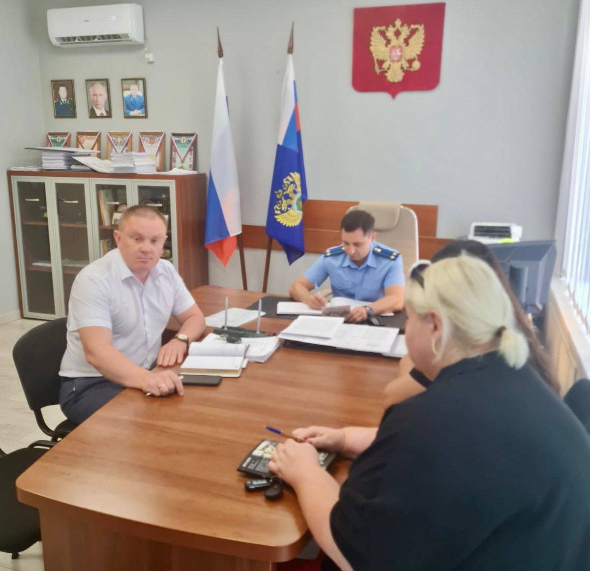 В прокуратуре Новопокровского района проведён личный приём членов семей участников СВО Прокурором Новопокровского района совместно с главой муниципального образования Новопокровский район, представителями поднадзорных ведомств проведён личный приём по вопросам реализации прав членов семей участников специальной военной операции, в ходе которого даны разъяснения по вопросам защиты социальных прав, законности процессуальных решений по материалам проверки. По всем поступившим обращениям даны исчерпывающие разъяснения требований законодательства, все вопросы взяты на контроль прокурора района. Прокуратурой района на постоянной основе организовано проведение тематических приёмов граждан по различным вопросам в социальной сфере.