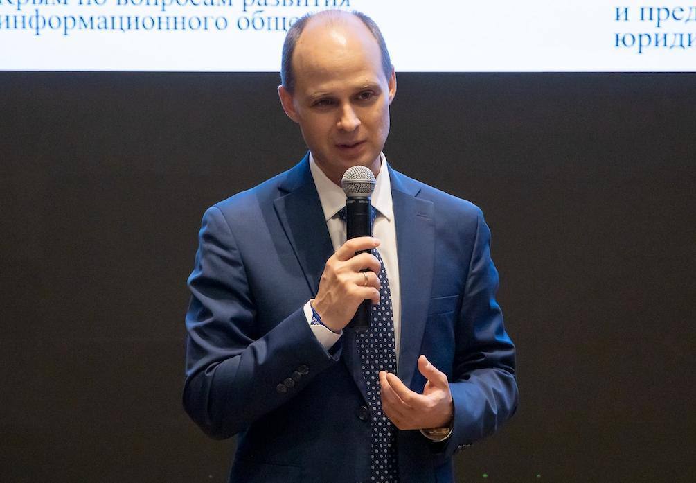 В Москве прошла IV Международная научно практическая конференция Искусственный интеллект технологии развития человека 2025 Мероприятие было посвящено этико правовым аспектам цифрового будущего и объединило экспертов ведущих российских вузов и представителей ИТ индустрии В числе спикеров президент Национальной ассоциации цифровой экономики региональный координатор Цифровой России Андрей Неукрытый В рамках выступления он поднял несколько актуальных тем Кадровый дефицит и качество образования Эксперт подчеркнул что нехватка квалифицированных специалистов в сфере ИИ приводит к снижению качества работы особенно при использовании нейросетей для подготовки технической документации Проблемы в законодательной базе регулирующей сферу ИИ Существующие правовые пробелы отметил эксперт мешают эффективному взаимодействию между исполнителями и заказчиками в ИТ сфере Импортозависимость ИИ решений Сегодня во многих отраслях от промышленности до образования широко применяются зарубежные технологии По мнению эксперта это создает риски для национальной безопасности Также Андрей Неукрытый отметил важность развития отечественных ИИ технологий в здравоохранении Он подчеркнул что применение технологий в этой области может значительно повысить точность и оперативность диагностики