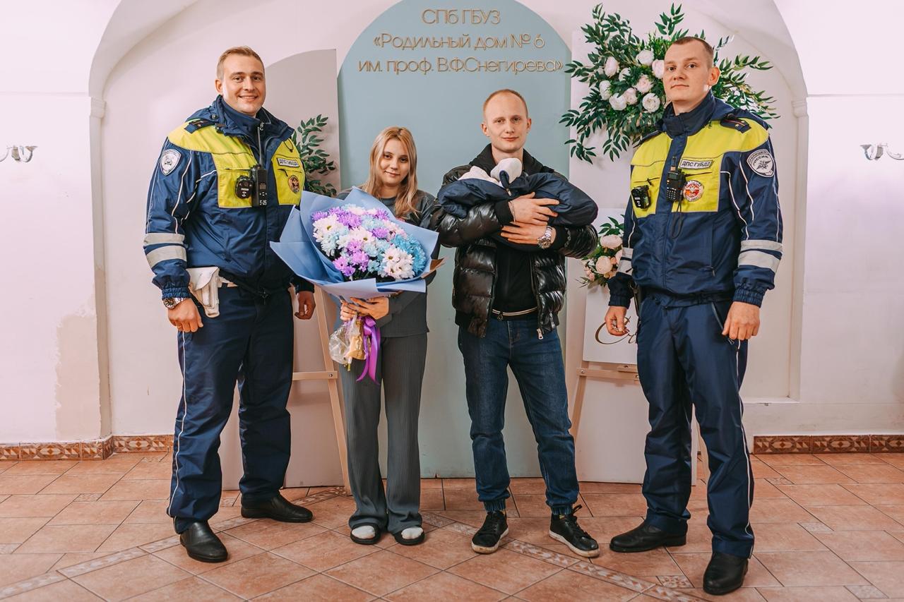 Полицейские помогли молодой маме вовремя добраться до роддома На пересечении проспектов Металлистов и Пискарёвского к экипажу ДПС обратился водитель чья супруга начала рожать в пути Из за пробок мужчина опасался не успеть довезти её до роддома Старший лейтенант Денис Николаев и лейтенант Дмитрий Рослов оперативно пересадили 21 летнюю девушку в патрульный автомобиль и с включёнными спецсигналами доставили её в больницу Уже через несколько минут у молодой семьи родился здоровый ребёнок На днях правоохранители пришли поздравить молодых родителей с этим важным событием Фото пресс служба ГУ МВД России по Санкт Петербургу и Ленинградской области Подписаться на Петербургский дневник в MAX