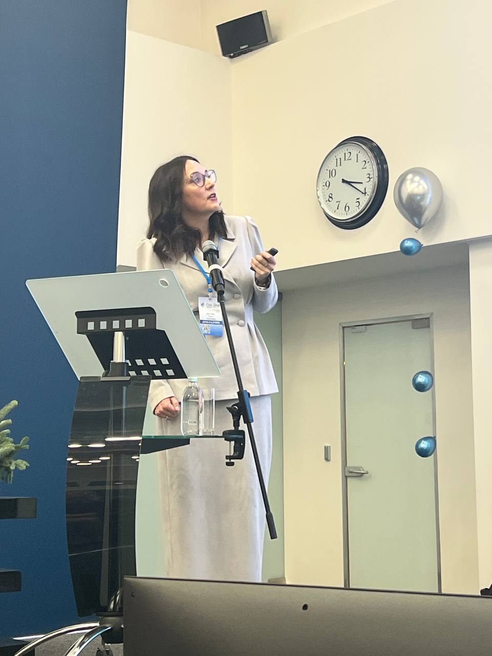 Двенадцатая региональная конференция финансирования системы здравоохранения прошла в Аналитическом центре при Правительстве России Министерство здравоохранения Ставропольского края представила заместитель министра здравоохранения СК Ольга Листова На конференции присутствовали депутаты государственной Думы федеральная служба росздравнадзор научное сообщество представители министерств и ведомств субъектов Российской Федерации Ольга Леонидовна выступила с докладом по вопросам обеспечения пациентов страдающих сахарным диабетом На Ставрополье реализуется программа Борьба с сахарным диабетом финансируемая за счёт средств федерального бюджета В рамках программы дети до 18 лет и беременные женщины обеспечиваются системами непрерывного мониторинга глюкозы Обсуждались вопросы работы региональных эндокринологических центров а также организация школ диабета Присоединяйтесь к нашему каналу в МАХ clck ru 3Qh3Mu