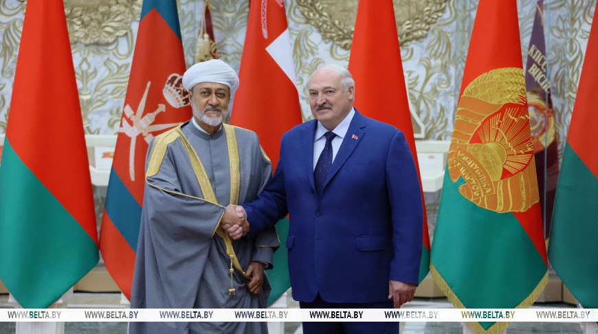 Лукашенко заявил о начале нового этапа в отношениях с Оманом В декабре прошлого года в Маскате мы договорились вместе открыть новую главу в наших отношениях и начать отсчет их нового этапа с вашего первого официального визита в Минск В преддверии этого события проделана большая работа Подготовлена полноценная дорожная карта сотрудничества насыщенная конкретными задачами в сферах продовольственной безопасности промышленности туризма транспорта и логистики инвестиций сказал Президент Беларуси Сайт TikTok VK Instagram YouTube ОК Стикерпак ВВ Чат бот