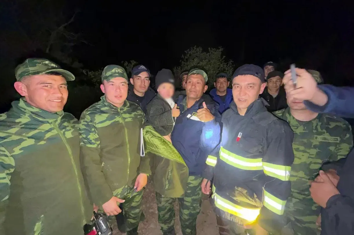 В Ташобласти спасли потерявшегося в горах ребенка видео Семья приехавшая на отдых забыла ребенка Его отсутствие заметили через 40 минут Ребенка нашли примерно в 3 х км от того места где его забыли родители Поисково спасательная операция длилась более шести часов   repost uz seychas doma uje Подписывайтесь на Repost