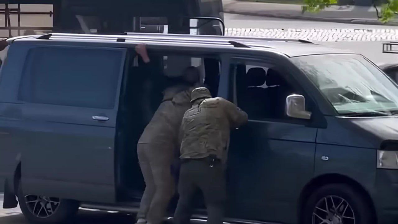 На Украине с 1 июня начнут мобилизовывать внутренних переселенцев В случае утраты документов переселенец не освобождается от обязанности явиться в военкомат. Кроме того, им предписано сообщать об изменении места регистрации в течение 10 дней с момента переезда.