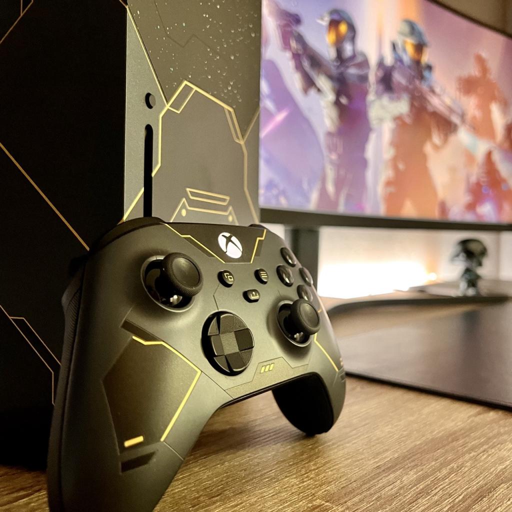 Замедляли Telegram и YouTube а сломали тысячи Xbox по всей России С 11 января владельцы Xbox в разных регионах России столкнулись с массовыми проблемами консоли подключаются к интернету но игры не загружаются а авторизация в аккаунтах даже с активной подпиской проходит некорректно На это обратил внимание Telegram канал Осторожно Новости Ранее такие ошибки можно было обходить сменой DNS но теперь этот способ не даёт результата Геймеры предполагают что сбои связаны не с действиями Microsoft а с замедлением интернета со стороны Роскомнадзора По их словам при попытке РКН ограничить доступ к YouTube Telegram и другим сервисам страдают целые подсети облачных платформ на которых размещены игровые серверы и хранилища файлов Проблемы затронули не только приставки параллельного импорта но и сертифицированные Ростестом устройства на которых никогда ранее проблем не было Решить ситуацию всё ещё можно сменой DNS но найти бесплатные рабочие варианты практически нереально iguides