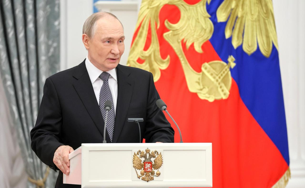 Путин поприветствовал участников Лихачевских научных чтений Президент РФ направил приветствие участникам XXIII Международных Лихачевских научных чтений. «Отрадно, что ваш традиционный форум развивается, обогащает свою повестку. И сегодня для обсуждения актуальных гуманитарных, цивилизационных проблем он вновь объединяет в Санкт-Петербургском гуманитарном университете профсоюзов известных ученых, представителей творческой интеллигенции, общественных деятелей, преподавателей вузов из многих регионов России и зарубежных стран, тех, кому близки взгляды и идеи Дмитрия Сергеевича Лихачева, кто ценит уникальное научное, духовное наследие нашего выдающегося соотечественника, мыслителя, патриота», — кроме прочего, заявил Владимир Путин. В чтениях принимают участие замгенсека ООН, члены РАН и РАО, замглавы МИД РФ, председатель и президент ФНПР, депутаты Госдумы. Ожидается свыше 160 докторов наук, профессоров из 20 регионов РФ, ученые из 11 стран, в связи с чем проект по изоляции России можно считать вконец закрытым.