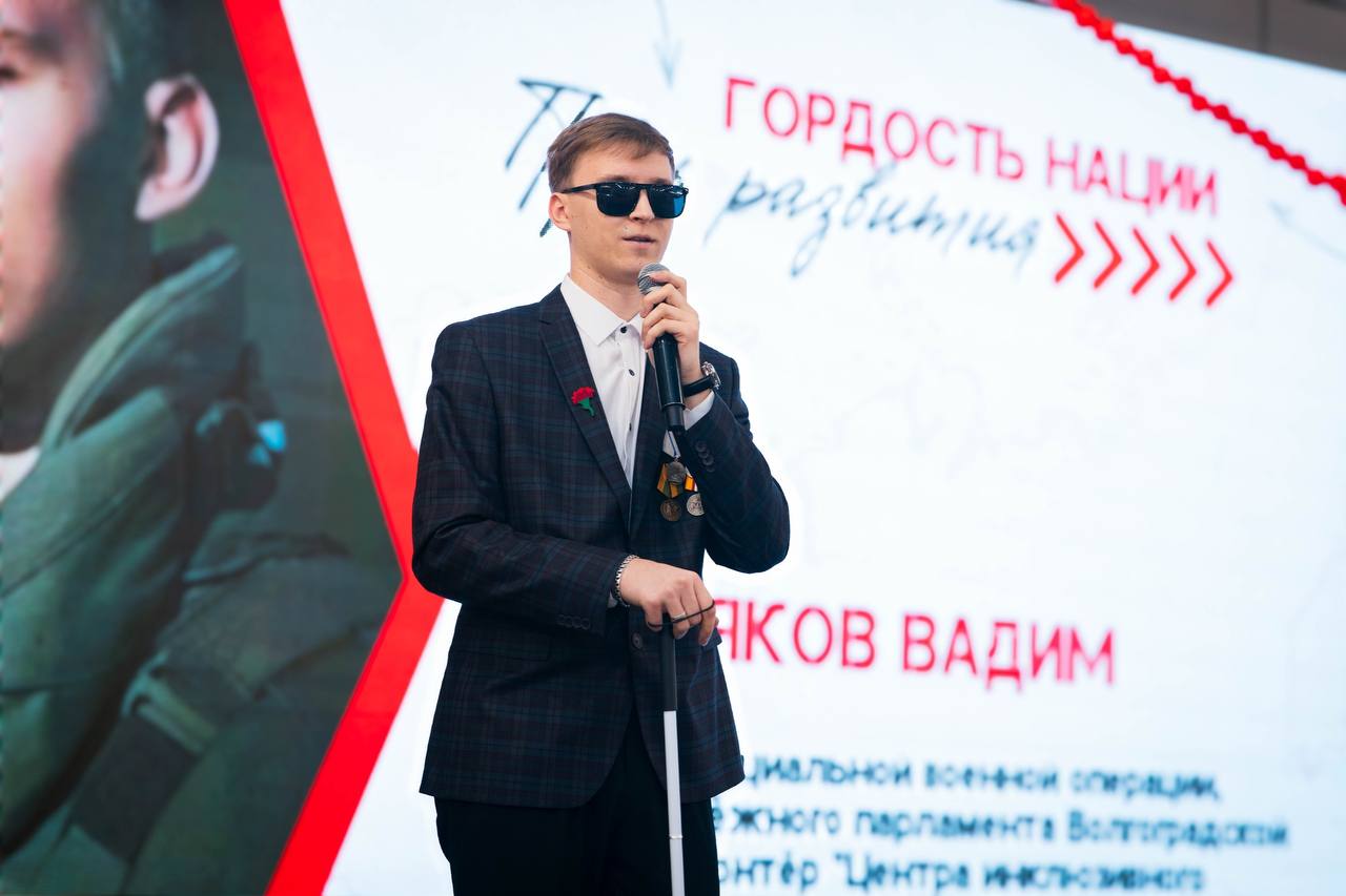 Молодые парламентарии Волгоградской области о выборе пути и служении стране 27 декабря на базе оборонно спортивного лагеря Авангард стартовал межрегиональный профориентационный проект Гордость нации Путь развития Торжественное открытие объединило представителей общественных организаций экспертов и участников из разных регионов страны Участниками проекта стали 100 детей участников специальной военной операции из Новороссии и Донбасса Для ребят была подготовлена насыщенная программа направленная на профориентацию патриотическое воспитание и осмысление личных жизненных ориентиров Особое внимание в рамках открытия было уделено живому диалогу В числе гостей мероприятия члены Молодёжного парламента Волгоградской области и лидеры общественных объединений Заместитель руководителя студенческих отрядов Волгоградской области Оксана Калмыкова рассказала участникам о возможностях трудоустройства и первых шагах в профессиональном становлении для несовершеннолетних Важной частью программы стала встреча с участником СВО волонтёром Центра инклюзивного добровольчества Вадимом Третьяковым Его личная история опыт и открытый разговор о долге ответственности и служении Родине вызвали искренний отклик у ребят Проект реализуется Роспатриотцентром совместно с АНО Агентство развития внутреннего туризма при поддержке лагеря Авангард и Центра ВОИН Такие инициативы помогают молодёжи не только задуматься о будущем но и увидеть реальные примеры силы характера гражданской позиции и ответственности за страну МолодежныйПарламентГД Подписаться на Молодежный парламент при Государственной Думе