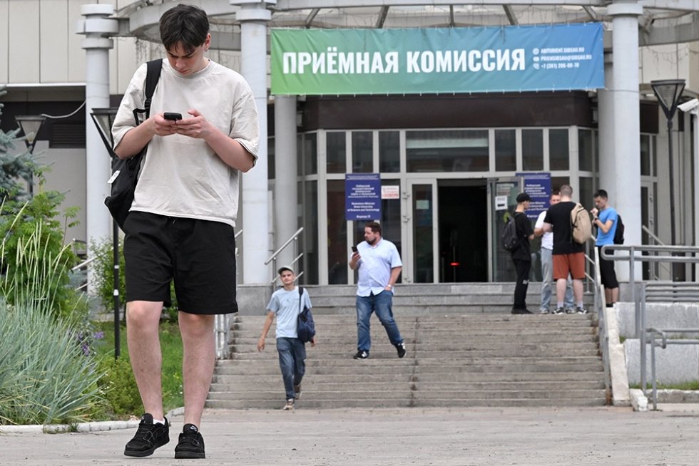 Приемная кампания в вузы России в разгаре - 540 тысяч абитуриентов уже подали около четырех миллионов заявлений. Об этом сообщил вице-премьер Дмитрий Чернышенко во время встречи в Сибирском федеральном университете. "От выбора специальностей, качества подготовки студентов зависит достижение технологического лидерства нашей страны, - отметил Дмитрий Чернышенко. - Всего в этом учебном году по программам высшего образования доступно почти 620 тысяч бюджетных мест". Вице-премьер подчеркнул растущую популярность суперсервиса "Поступление в вуз онлайн": из четырех миллионов поданных заявлений более трех миллионов отправлено в вузы именно через него. Среди наиболее популярных направлений на данный момент - "Информатика и вычислительная техника", "Образование и педагогические науки", "Клиническая медицина". Фото: Илья Наймушин / РИА Новости