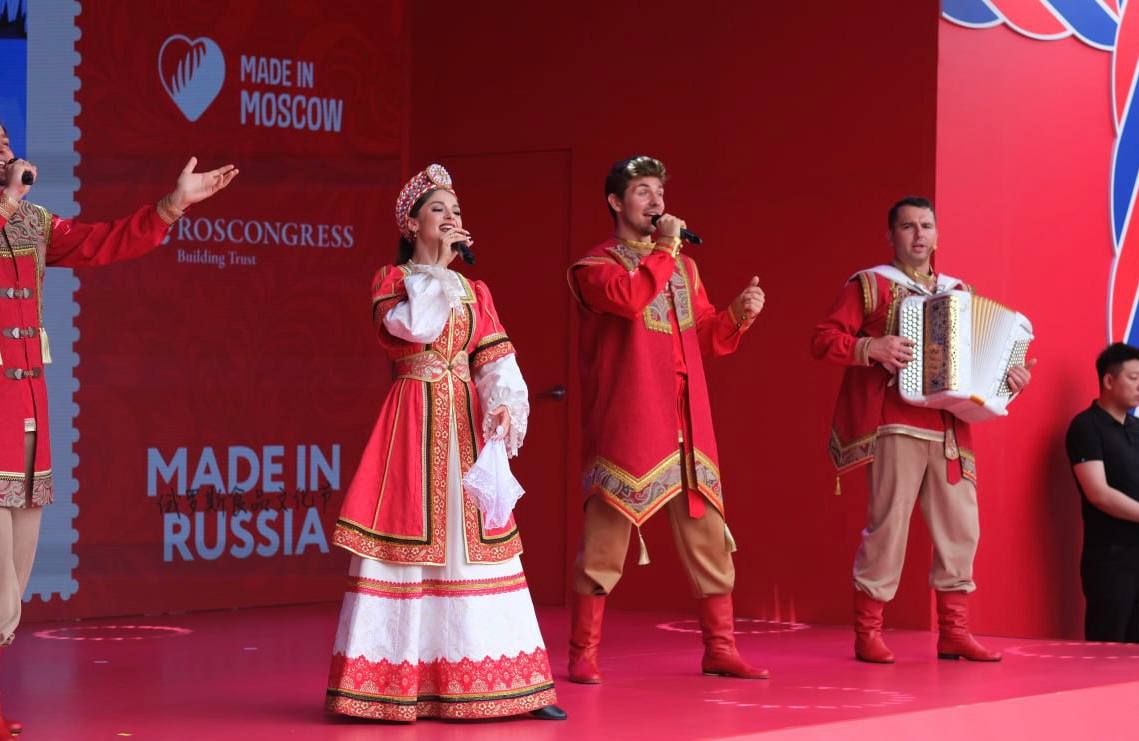 В Пекине открылась фестиваль ярмарка российских товаров Сделано в России На мероприятии присутствуют стенды 20 компаний экспортеров На них представлены продукты питания косметика и сувениры Всего более 500 наименований Также на полях выставки выступили российские коллективы Они представили жителям китайской столицы русские традиционные народные песни и танцы