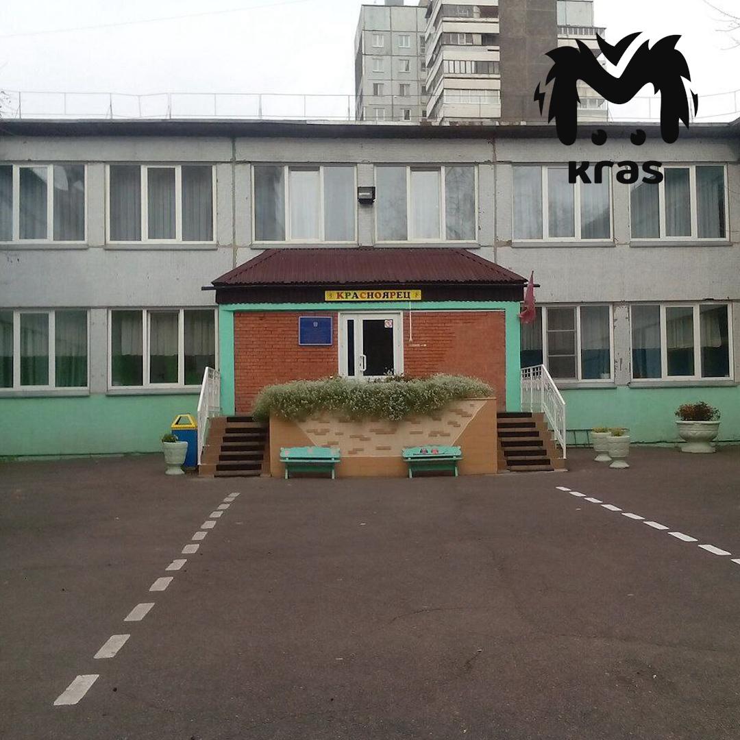 Детсад "Красноярец" неожиданно закрылся в центре города. Люди считают, что это связано со строительством метротрама. Родители малышей рассказали, что им сообщили, мол, здание на Парижской коммуны аварийное, в несущей стене растущая трещина, поэтому 273-й садик закроют. Здание 1978 года постройки, раньше проблем с ним не было. Теперь 152 ребёнка и воспитатели вынуждены искать себе новые места. На собрании всем сказали, что ремонтировать ничего не планируют, сад собираются снести. В 2022 году конструкцию проверяли эксперты. Это было связано со стройкой метротрама, но якобы никаких проблем не нашли. Люди обратились к уполномоченной по правам ребёнка, просят разобраться с чиновниками из управления образования.