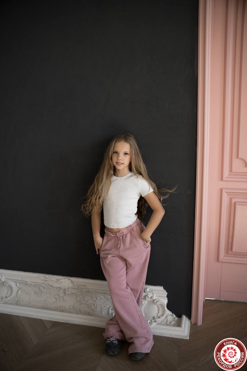 Девятилетняя школьница из Краснодара попала в Книгу рекордов России Юная спортсменка из Краснодара попала в декабре в Книгу рекордов России Девочка сделала больше всех в стране повторений 25 за минуту гимнастического элемента маховое колесо в своей возрастной категории Причём Ева побила достижение тоже краснодарской девочки которая в сентябре 2025 года делала этот элемент 19 раз в минуту Кубанские Новости   Мы в MAX