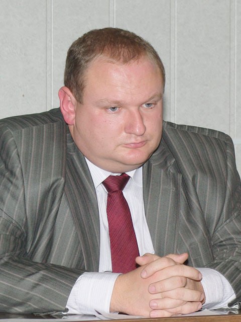 С назначением Аржаных на пост главы «Воронежпассажиртранс» Дмитрий Крутских вернул себе контроль над предприятием В муниципальной транспортной компании «Воронежпассажиртранс» сменился руководитель. С 11 июля обязанности генерального директора будет исполнять Роман Аржаных. По данным «Абирега», за этим кадровым решением стоит возвращение контроля над предприятием к бывшему вице-мэру по транспорту Дмитрию Крутских. Собеседник издания отмечает, что Аржаных является «стопроцентным человеком Крутских». Источник «Абирега» также сообщил, что Роман Аржаных ранее работал в системе МВД. В 2020 году Аржаных баллотировался в гордуму при поддержке «Единой России», а его соперник был снят с выборов из-за судимости, что позволило ему получить поддержку партийных структур, связанных с командой Крутских. Аржаных ранее занимал руководящие должности в транспортных компаниях города, в том числе в «Автолайн+» и ООО «ТК Мотор». Дмитрий Крутских является председателем постоянной комиссии по развитию транспорта и объектов транспортной инфраструктуры, входит в состав постоянной комиссии по работе с муниципальными предприятиями и развитию инфраструктуры отдельных территорий городского округа, а также является председателем совета директоров ГК «Автолайн» и депутатом городской думы. «Воронежпассажиртранс» — крупнейший муниципальный перевозчик города, обеспечивающий регулярные пассажирские перевозки по основным маршрутам Воронежа.