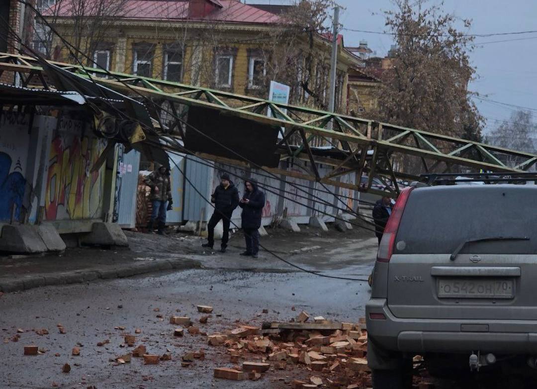 Кран рухнул на стройке в Томске   Конструкция упала на Белинского у багетной мастерской. Зацепило машины, а всё вокруг засыпало кирпичами.