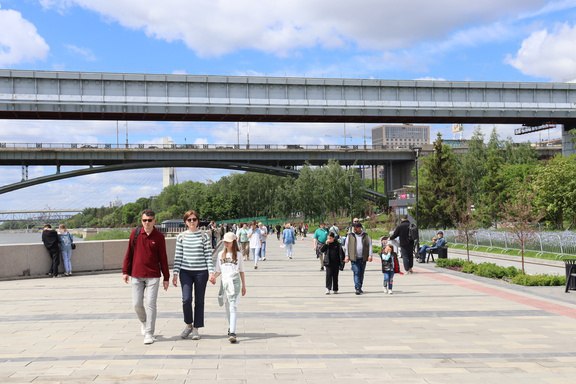 Каждый второй новосибирец живёт в шаговой доступности к ключевым объектам городской инфраструктуры 2ГИС изучил насколько удобно живется в российских миллионниках Исследование провели в 16 крупнейших городах России с помощью нового сервиса который оценивает доступность инфраструктуры в радиусе 5 15 и 30 минут Учитывали 9 категорий объектов от школ и поликлиник до магазинов и остановок транспорта Новосибирск показывает высокий уровень инфраструктурной развитости 98 населения имеют доступ к продуктовым магазинам в пешей доступности 94 к заведениям общепита 92 к детским садам и 88 к школам Om1 nsk