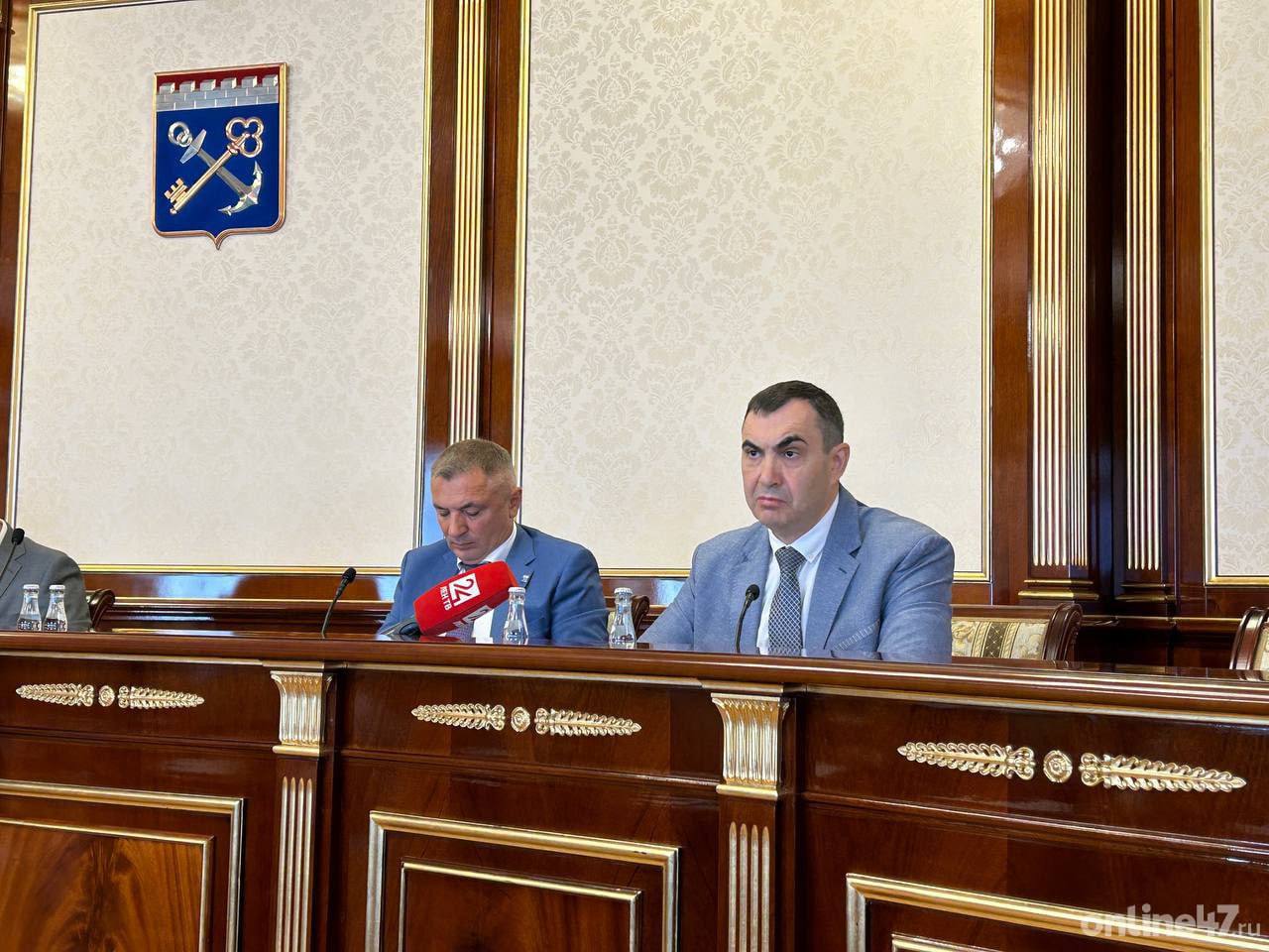 Роман Некрасов: Важно решить вопрос обеспечения хозяйств необходимой техникой О перспективах развития отечественного производства говорили сегодня эксперты на заседании комиссии Государственного Совета Российской Федерации по направлению «Сельское хозяйство». Оно проходит в Доме правительства Ленобласти. Одной из важных задач для АПК сегодня является создание селекционно-землеводческого центра, который позволил бы решить вопросы импортозамещения и развития производства собственных семян льна. Об этом рассказал Роман Некрасов, директор Департамента растениеводства, механизации, химизации и защиты растений Министерства сельского хозяйства РФ: «Еще один вопрос, который важно решить, — обеспечение хозяйств необходимой техникой для уборки льна. Этот фактор сегодня тоже сдерживает рост выращивания льна. Рулонные пресс-подборщики, сушилки для волокна — по всем этим машинам сегодня существует достаточно серьезная зависимость от импорта. И не всегда они производятся в дружественных странах. Необходимо развивать свое производство, используя для этого возможности наших коллег из Республики Беларусь». По его словам, Белоруссия сегодня крайне заинтересована в организации совместного производства сельскохозяйственной техники с Россией. Как отметил спикер, в будущем у России должен появиться широкий спектр отечественной сельскохозяйственной техники, которую можно будет обслуживать внутри страны. Online47 — Всё о Ленобласти и не только