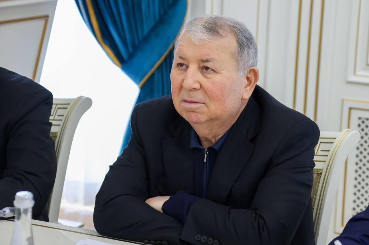 Активы бывшего госсекретаря Дагестана переданы в собственность государства  По информации РИА-Новости, компании «МСБ Холдинг» и «Каспетролсервис», связанные с бывшим госсекретарем Дагестана Магомед-Султаном Магомедовым, перешли в собственность России.   Согласно регистрационным документам, учредителем обеих компаний с 7 июля значится территориальное управление Росимущества по Дагестану.  Ранее Советский районный суд Махачкалы удовлетворил иск Генпрокуратуры РФ об обращении в доход государства имущества нефтеперерабатывающего предприятия, ранее известного как ОАО «Дагнефтепродукт».  В рамках дела в госсобственность перешёл имущественный комплекс, включающий более 160 гектаров земли, автозаправочные станции, трубопроводы и резервуары.  Следствие считает, что в начале 2000-х  Магомедов способствовал приватизации «Дагнефтепродукта» через контролируемую структуру, после чего предприятие прошло через ряд переименований и оказалось в собственности его родственников. Окончательное оформление прав собственности произошло в 2021 году.  В июне в рамках дела о незаконной приватизации у Магомедова прошли обыски, были арестованы его активы, включая две квартиры в Москве. Вскоре после этого он был уволен с государственной службы.  Подпишись — это Кавказ Сегодня!
