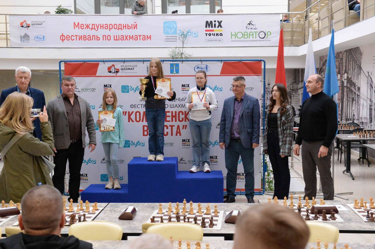 Юная лабытнангская шахматистка серебряный призёр этапа Кубка России Светлана Беланова стала второй среди девочек до 11 лет Спортсменки играли по швейцарской системе 9 туров Подопечная Андрея Строганова тренируется в спортшколе Юность Этап Кубка страны по шахматам среди мальчиков и девочек до 9 11 13 лет юношей и девушек до 15 лет Коломенская верста прошёл в Коломне с 4 по 10 октября и собрал 520 участников из 20 регионов России Поздравляем ЯмалСпорт Шахматы Ямал Спорт Поддержать нас бустом