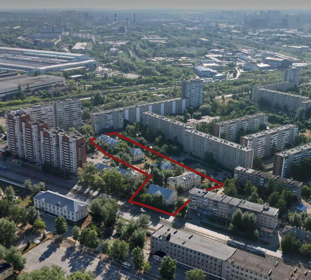 Зону КРТ в Екатеринбурге где намерены сделать детский технопарк урезали Участок выбранный для комплексного развития территории КРТ в районе улиц Августа Бебеля Автомагистральной Теплоходного проезда на Новой Сортировке изначально был площадью 1 5 га и предполагал снос шести зданий по адресам Бебеля 172а 174 176 176а 182а и 173 несмотря на свой номер этот дом тоже располагается на чётной стороне улицы Таков был приказ министра строительства Свердловской области Григория Сурганова подписанный в апреле 2025 года Однако в итоге в постановлении о КРТ подписанном и о главы Екатеринбурга Игорем Сутягиным оказалось пять зданий а участок сократился до 1 13 га Из зоны КРТ был исключён дом по адресу Бебеля 174 к слову самый крупный среди всех Вероятно против выступили его жители Таким образом под снос должны пойти пять зданий всё это жилые дома 1951 1953 годов постройки среди них четыре двухэтажки и одна трёхэтажка В рамках проекта КРТ предусмотрено строительство высотных жилых домов а также спортивного объекта и одного учреждения дополнительного образования детского технопарка площадью не менее 2 500 м² сообщают в мэрии Кроме того компании которая станет инвестором на территории в нагрузку предстоит разработать проектно сметную документацию для строительства корпуса школы 4 Аукцион по выбору застройщика инвестора должен пройти в начале 2026 года Фото Сергей Кривченко Телеграм канал ve4ved Поддержать Подписаться Прислать новость 18