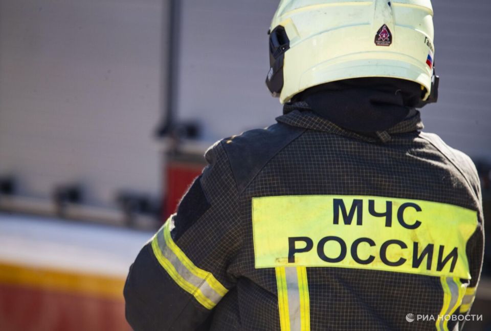 МЧС ЛНР находится в состоянии готовности из-за пожара на границе области ЛУГАНСК, 9 июл - РИА Новости. Задымление в небе над Луганском и Станично-Луганском округом возникло из-за горения леса в Ростовской области в 20 километрах от границ ЛНР, региональное МЧС находится в состоянии полной готовности, сообщили в правительстве региона. Ранее пресс-служба МЧС РФ по Ростовской области сообщала, что в области сложилась напряженная пожарная обстановка, в регионе действуют 26 пожаров. Специалисты занимаются распределением сил и средств по тушению очагов возгораний. "Задымление на территории Станично-Луганского округа, а также дым, который виден и в небе над Луганском - из-за горения леса в Тарасовском районе Ростовской области... Пожарные службы ЛНР находятся в состоянии полной готовности на случай пе... Подробнее>>>