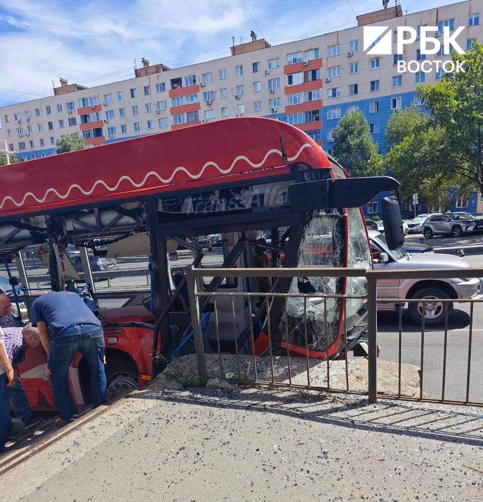 Троллейбус №4 врезался в бетонные блоки на Некрасовской во Владивостоке   Это один из трех новых троллейбусов, вышедших на новый для города маршрут в конце мая. Предварительно, обошлось без пострадавших. Транспорт получил серьезные механические повреждения: разбиты передняя дверь, лобовое стекло, а также несколько окон возле пассажирских кресел.